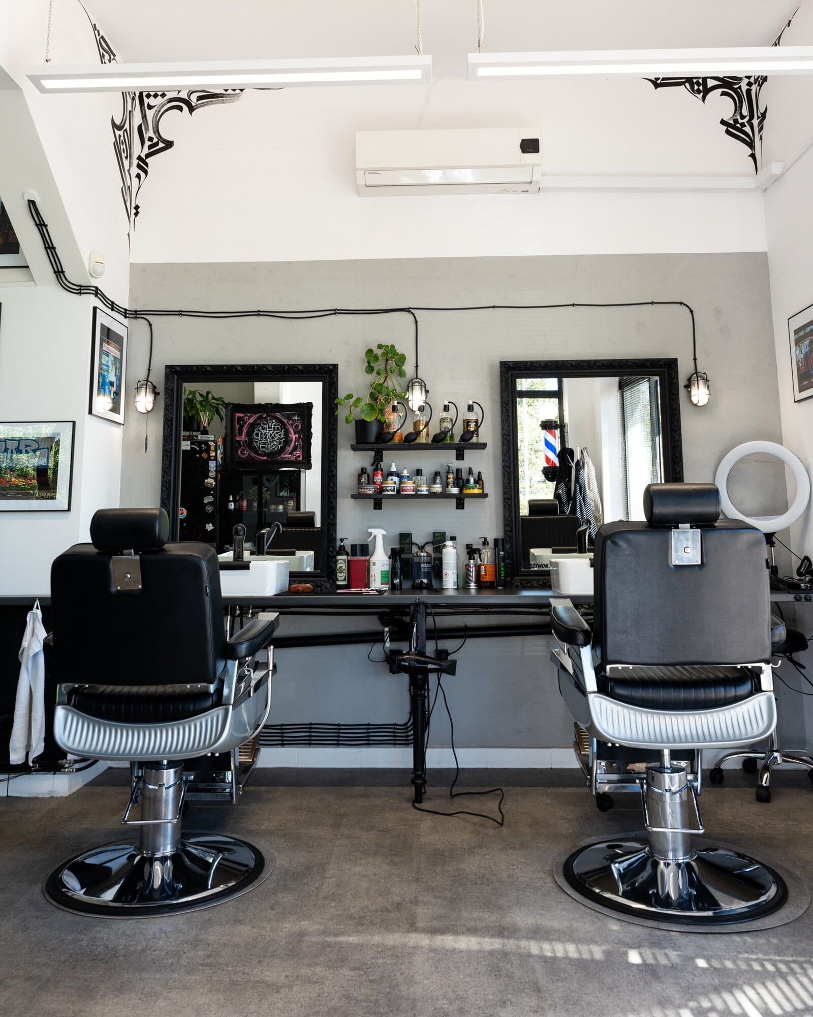 Dwa stanowiska barberskie w salonie na Bemowie