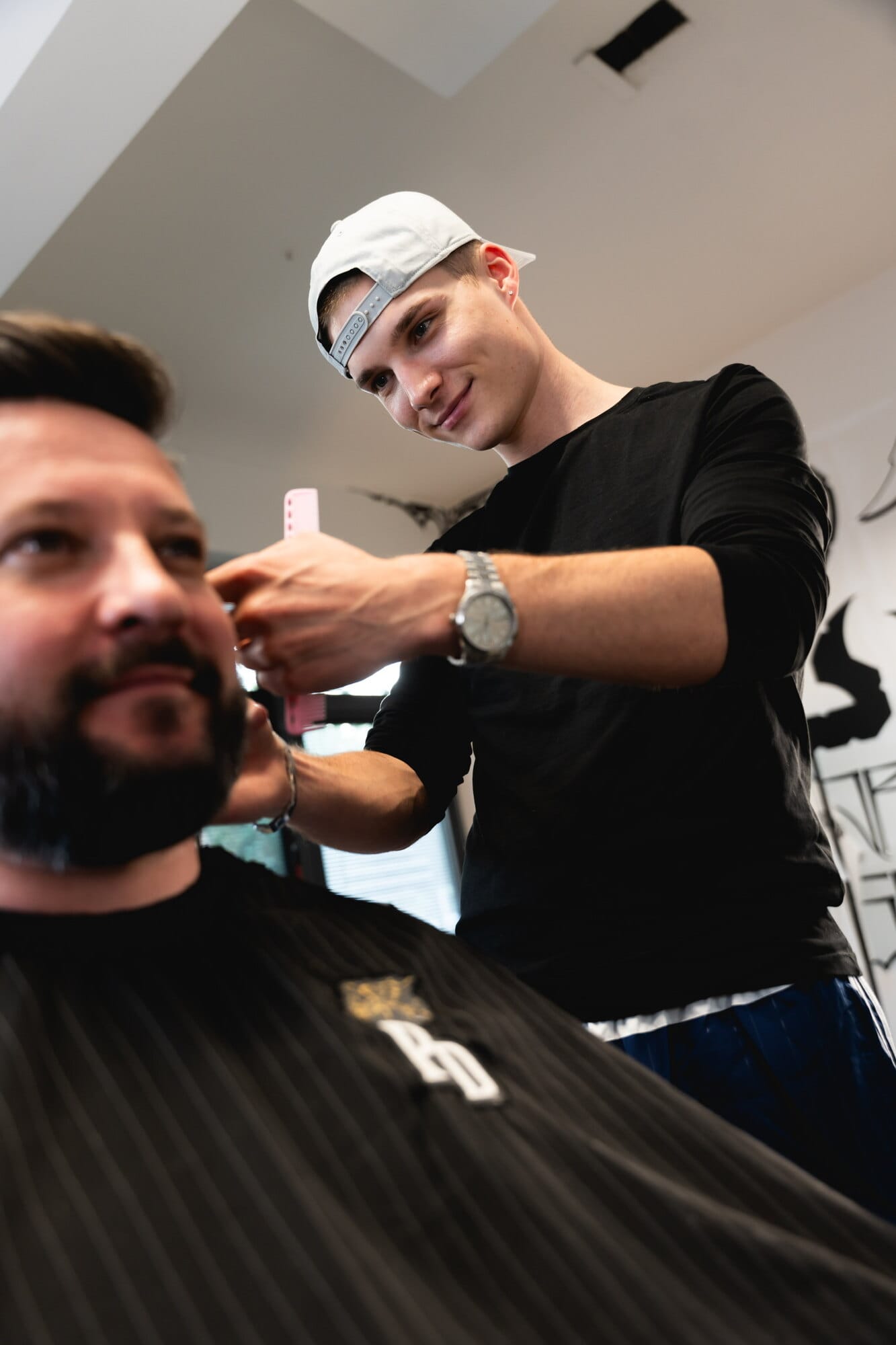 Barber przy pracy nad brodą klienta