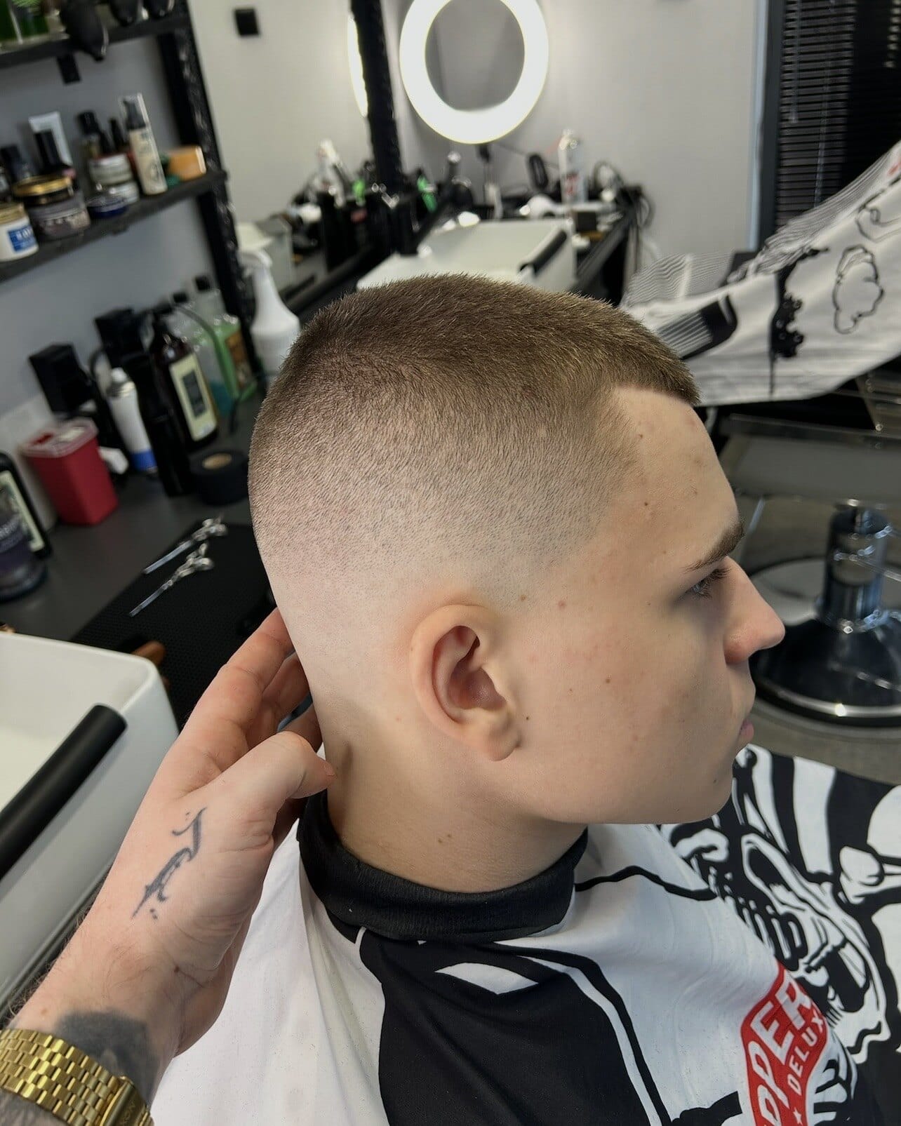 Buzz cut wykonany maszynką