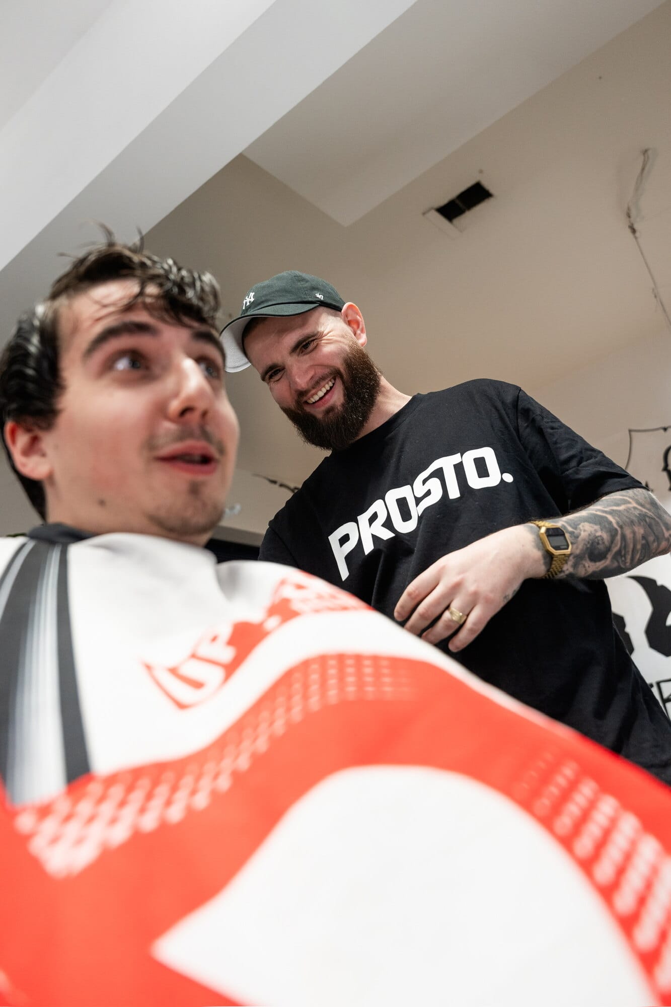 Barberzy z klientem w 21.BARBERSHOP