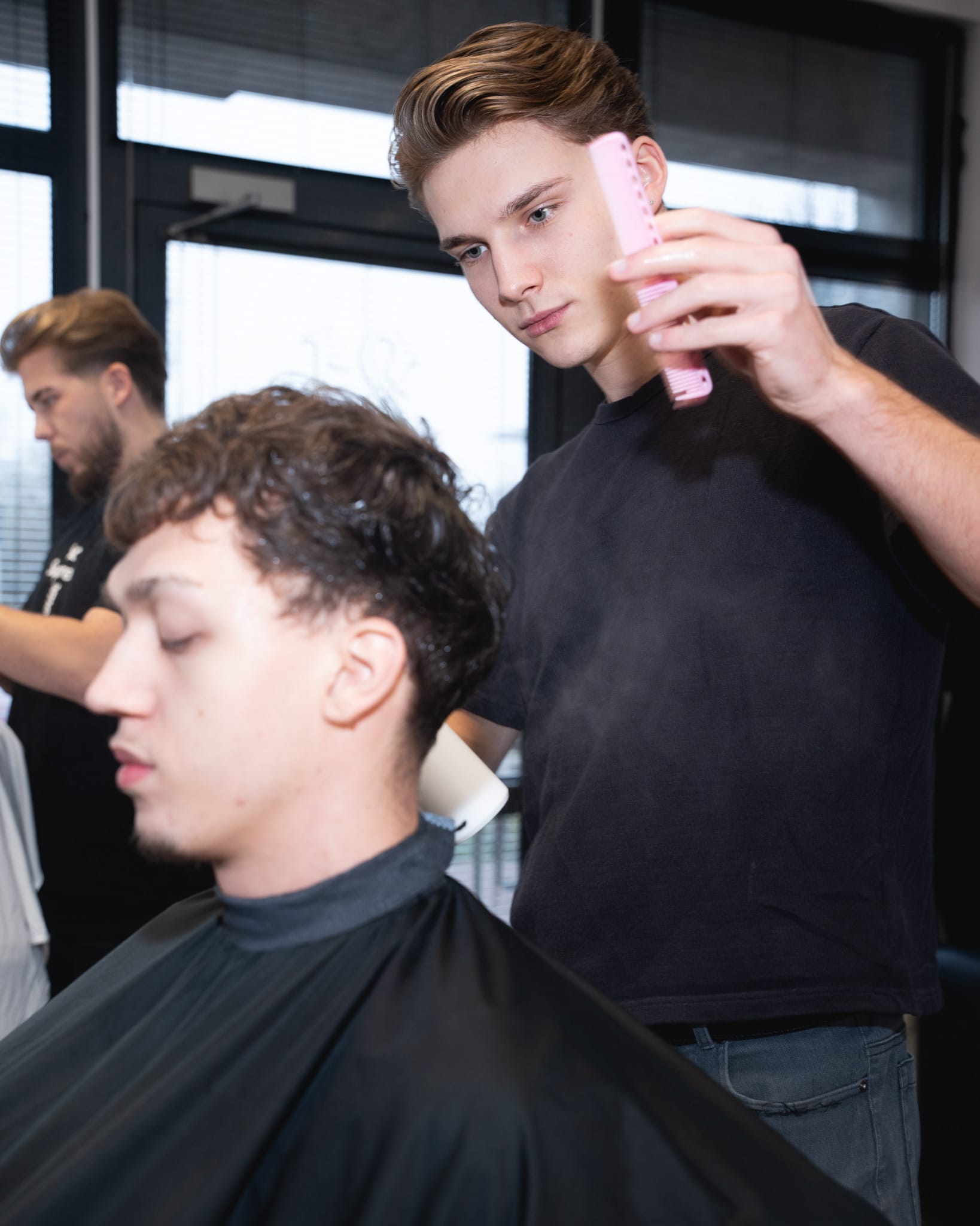 Barber 21.BARBERSHOP w trakcie strzyżenia