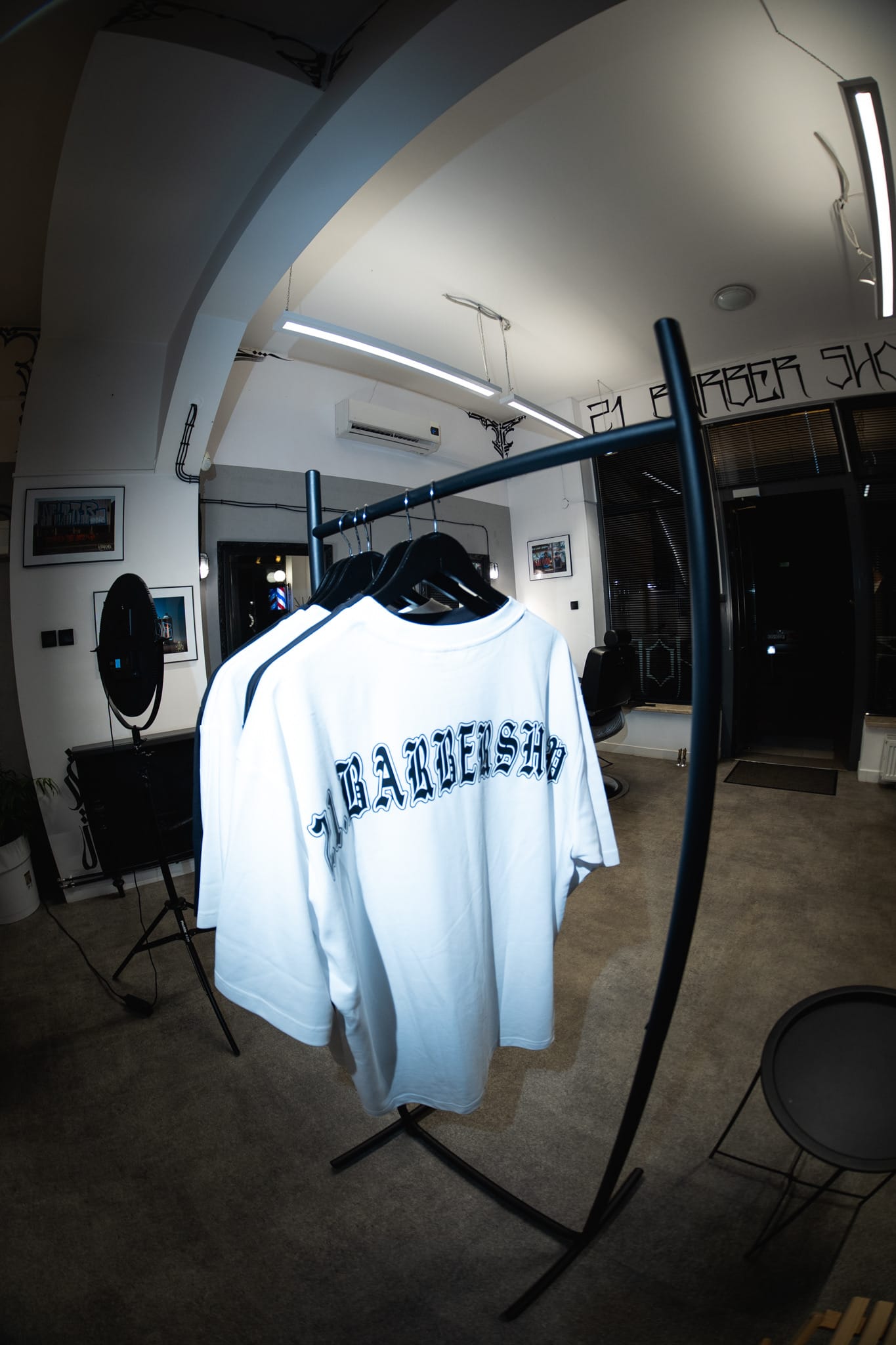 Koszulka 21.BARBERSHOP z gotyckim nadrukiem